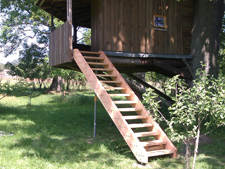 Holztreppe zum Baumhaus